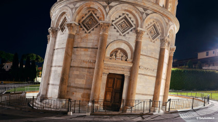 Tower of Pisa: Entrance door of the tower