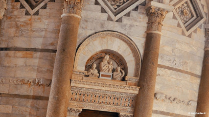 Tower of Pisa: Detail of the entrance door of the tower