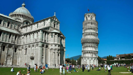 Tower of Pisa: Leaning tower in Campo dei Miracoli