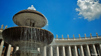 St. Peter's Basilica: St. Peter's Square - fountain