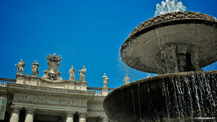 St. Peter's Basilica: St. Peter's Square - fountain
