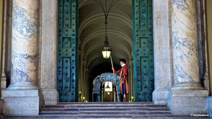 St. Peter's Basilica: Vatican State - Bronze door
