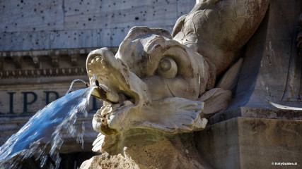 The Pantheon: Fountain in Piazza della Rotonda