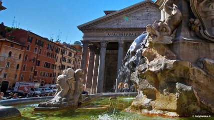 The Pantheon: Fountain in Piazza della Rotonda