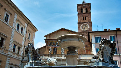 Trastevere: Fountain in Piazza Santa Maria in Trastevere