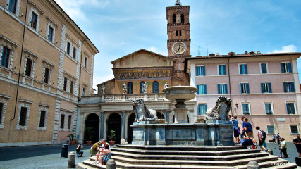 Trastevere: Fountain in Piazza Santa Maria in Trastevere