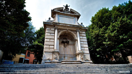 Trastevere: Acqua Paola fountain in Piazza Trilussa