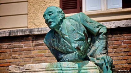 Trastevere: Trilussa monument in Trastevere