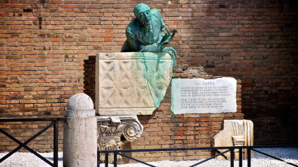 Trastevere: Trilussa monument in Trastevere