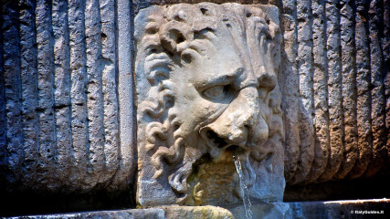 Trastevere: Acqua Paola fountain in Piazza Trilussa
