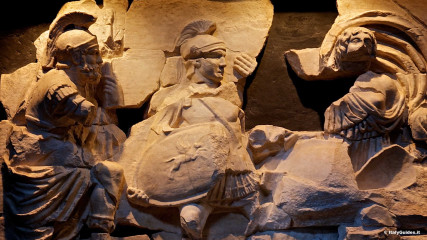 Il Foro romano: Rilievo di marmo - La Punizione di Tarpea