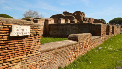 Ancient Ostia: Via delle Corporazioni