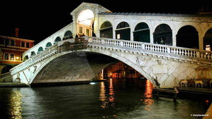 Rialto Bridge: Rialto Bridge at night