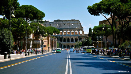 Colosseo: Il Colosseo da via dei Fori Imperiali
