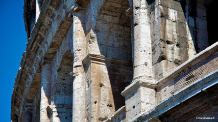 Colosseo: Fori nei blocchi di marmo