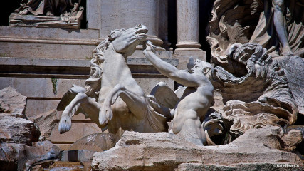Fontana di Trevi: Cavalli marini e Tritoni