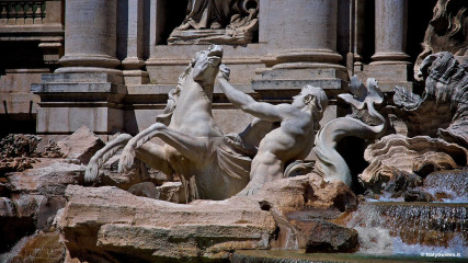 Fontana di Trevi: Cavalli marini e Tritoni