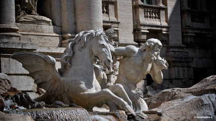 Fontana di Trevi: Cavalli marini e Tritoni