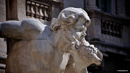 Fontana di Trevi: Cavalli marini e Tritoni