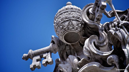 Trevi Fountain in Rome: Marble escutcheon of Clement XII