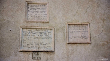 Piazza della Minerva: Santa Maria Sopra Minerva, Facade, Epigraphs indicating the floods of the Tiber
