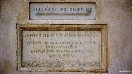 Piazza della Minerva: Santa Maria Sopra Minerva, Facade, Epigraph indicating the flood of the Tiber