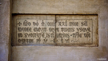 Piazza della Minerva: Santa Maria Sopra Minerva, Facade, Epigraph indicating the flood of the Tiber