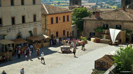 Monteriggioni: Piazza Roma