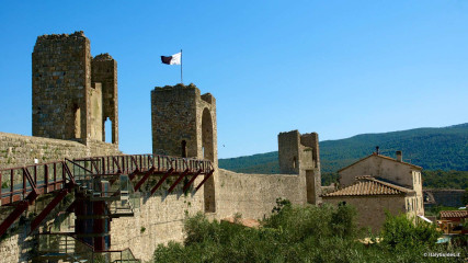 Monteriggioni: City walls and towers