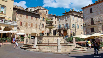 Assisi: Communal Square