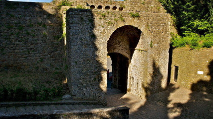 Volterra: Docciola Fountain - stairs