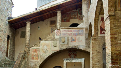 San Gimignano: Palazzo Nuovo del Podestà: courtyard