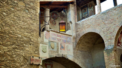 San Gimignano: Palazzo Nuovo del Podestà: courtyard