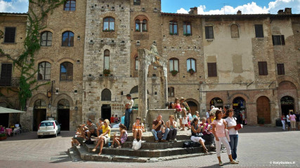 San Gimignano: Piazza della Cisterna